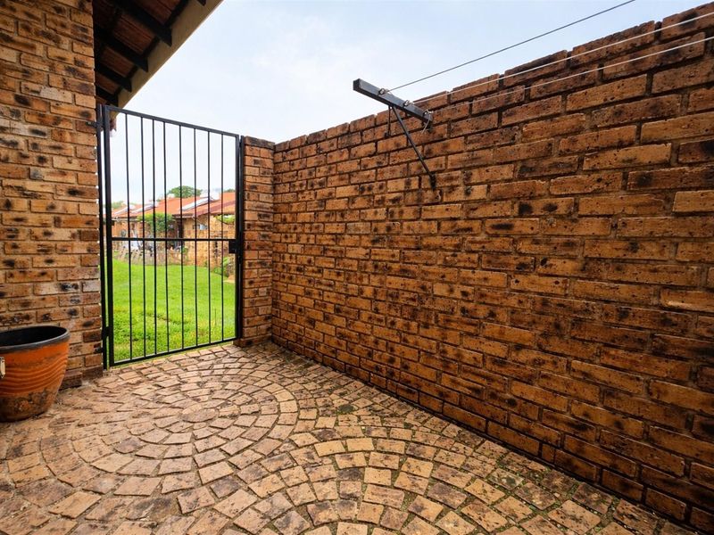 Northriding AH - Super 2 bedroom 2 bathroom simplex unit to let in a secure complex - Photo 9