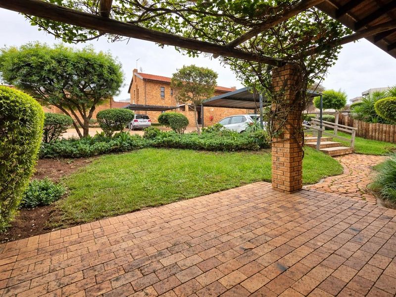 Northriding AH - Super 2 bedroom 2 bathroom simplex unit to let in a secure complex - Photo 2