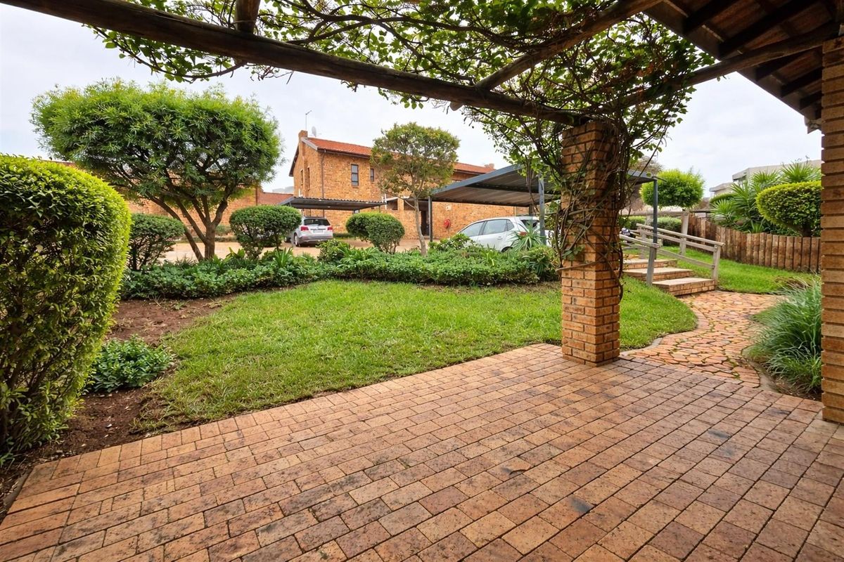 Northriding AH - Super 2 bedroom 2 bathroom simplex unit to let in a secure complex - Photo 2