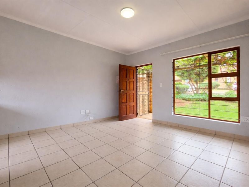 Northriding AH - Super 2 bedroom 2 bathroom simplex unit to let in a secure complex - Photo 3