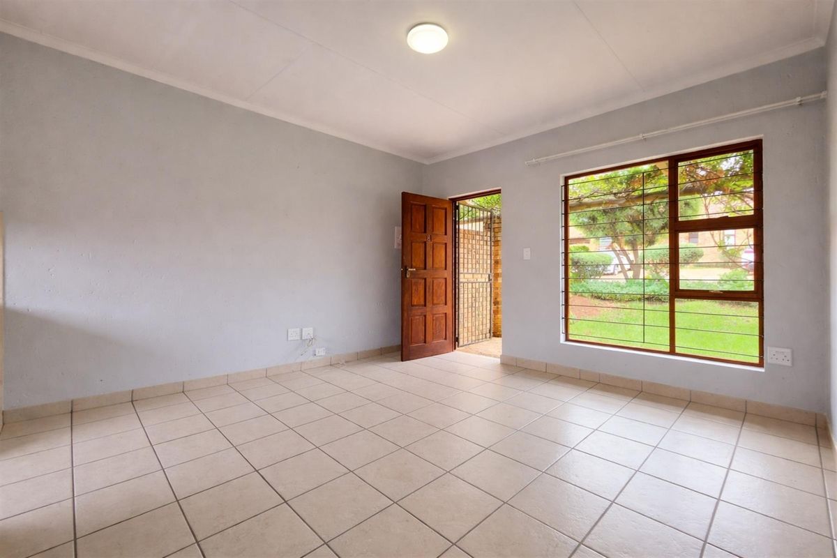 Northriding AH - Super 2 bedroom 2 bathroom simplex unit to let in a secure complex - Photo 3