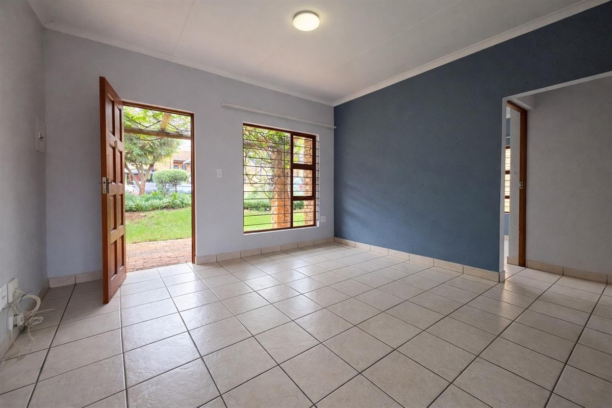 Northriding AH - Super 2 bedroom 2 bathroom simplex unit to let in a secure complex - Photo 5