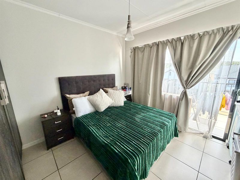 Modern 1 Bedroom 3rd Floor Apartment / Flat for Sale in Olivedale - Photo 8