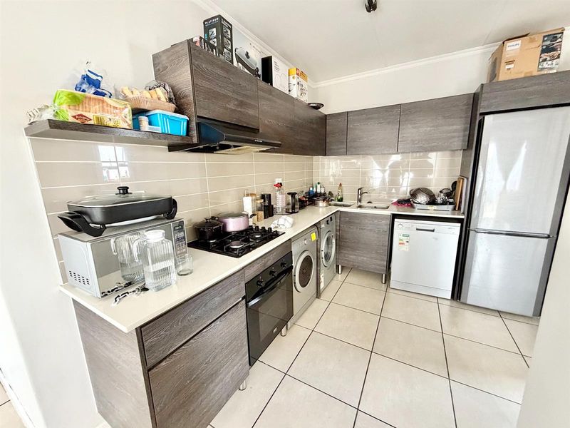Modern 1 Bedroom 3rd Floor Apartment / Flat for Sale in Olivedale - Photo 7