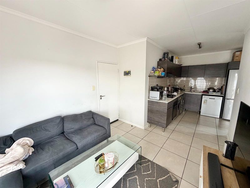 Modern 1 Bedroom 3rd Floor Apartment / Flat for Sale in Olivedale - Photo 6