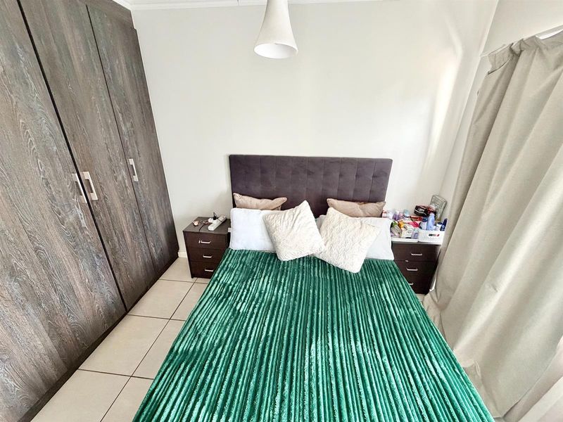 Modern 1 Bedroom 3rd Floor Apartment / Flat for Sale in Olivedale - Photo 10