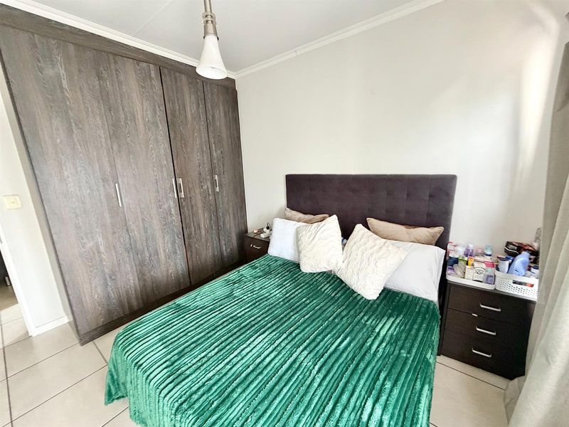 Modern 1 Bedroom 3rd Floor Apartment / Flat for Sale in Olivedale - Photo 9