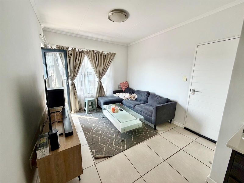 Modern 1 Bedroom 3rd Floor Apartment / Flat for Sale in Olivedale - Photo 4