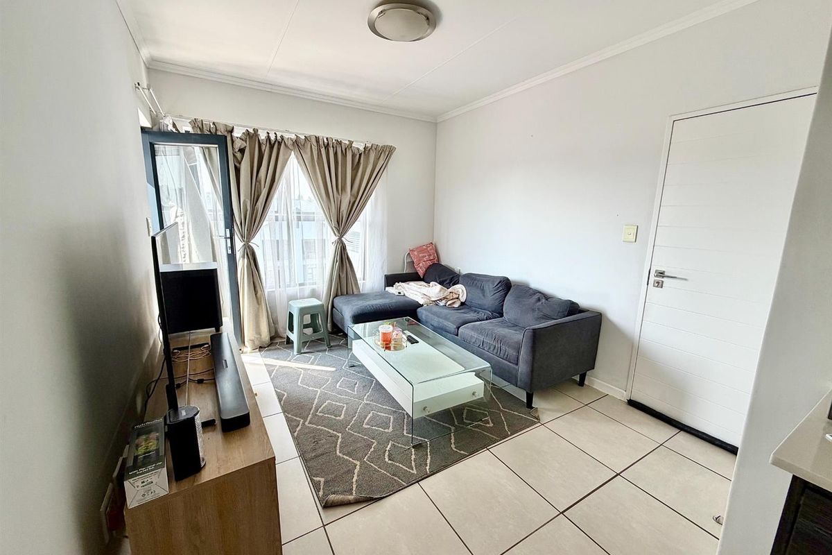 Modern 1 Bedroom 3rd Floor Apartment / Flat for Sale in Olivedale - Photo 4