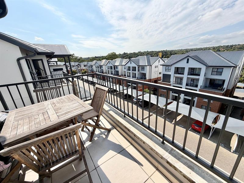 Modern 1 Bedroom 3rd Floor Apartment / Flat for Sale in Olivedale - Photo 2