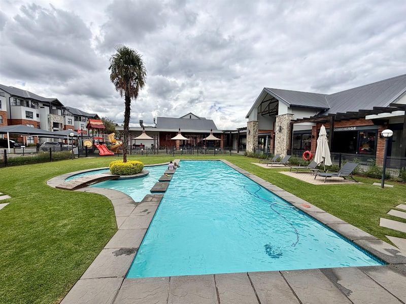 Modern 1 Bedroom 3rd Floor Apartment / Flat for Sale in Olivedale - Photo 3