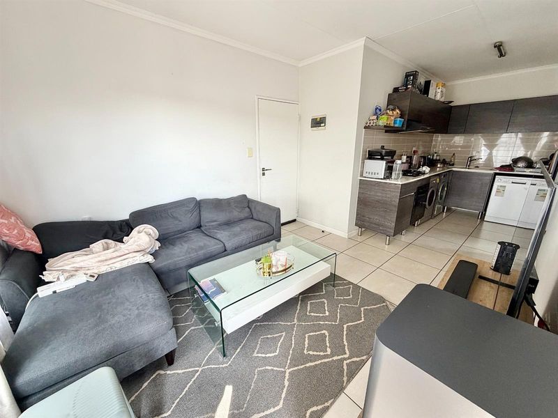 Modern 1 Bedroom 3rd Floor Apartment / Flat for Sale in Olivedale - Photo 5