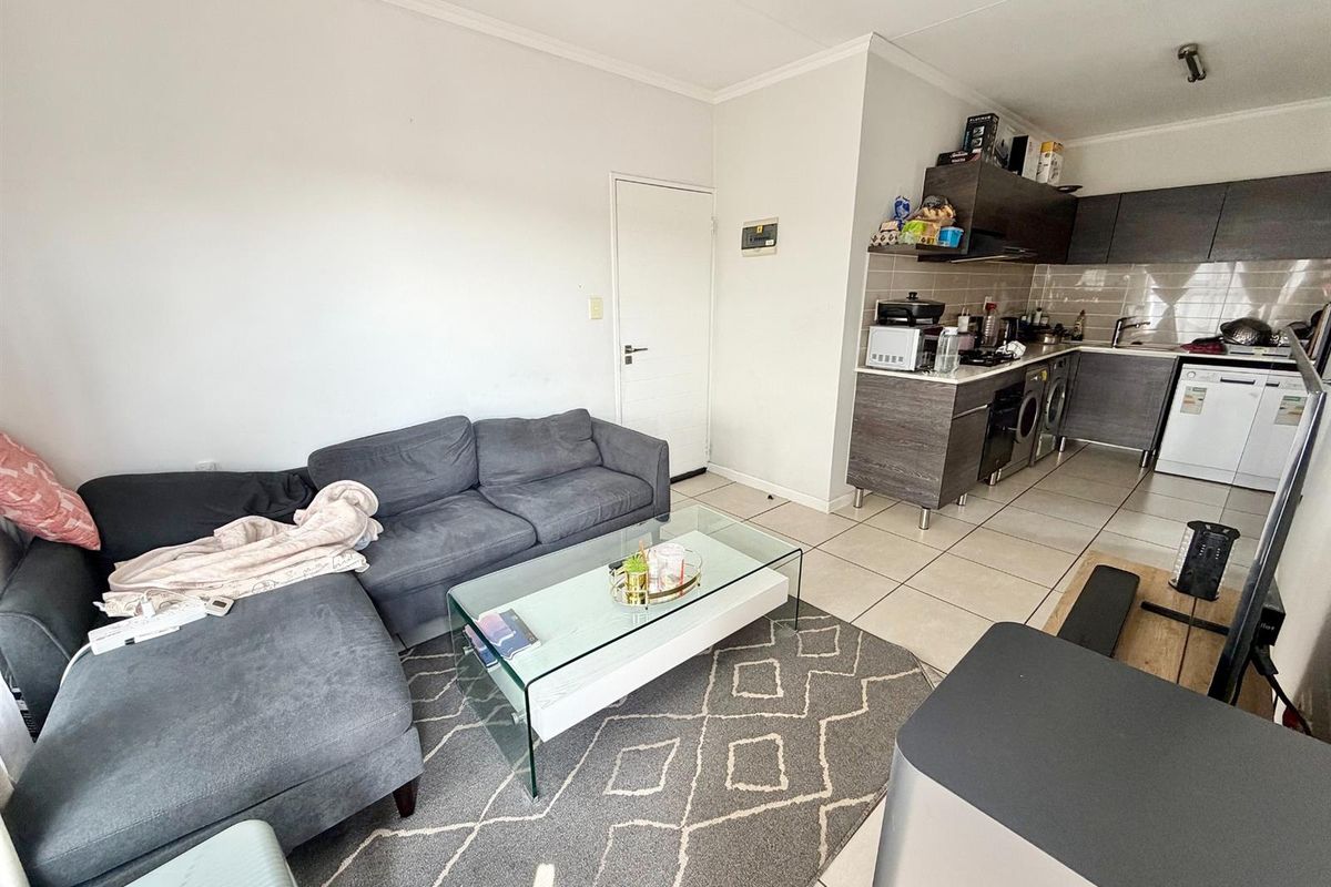 Modern 1 Bedroom 3rd Floor Apartment / Flat for Sale in Olivedale - Photo 5