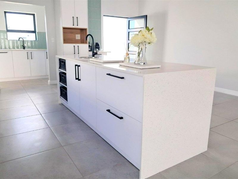 Refined Coastal Elegance in Lampiesbaai. - Photo 10