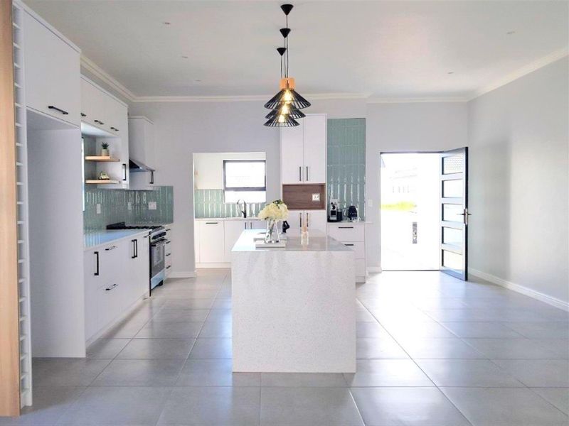 Refined Coastal Elegance in Lampiesbaai. - Photo 7