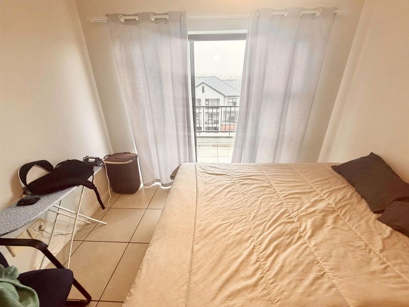 Modern 1 Bedroom 3rd Floor Apartment / Flat for Sale in Olivedale - Photo 9