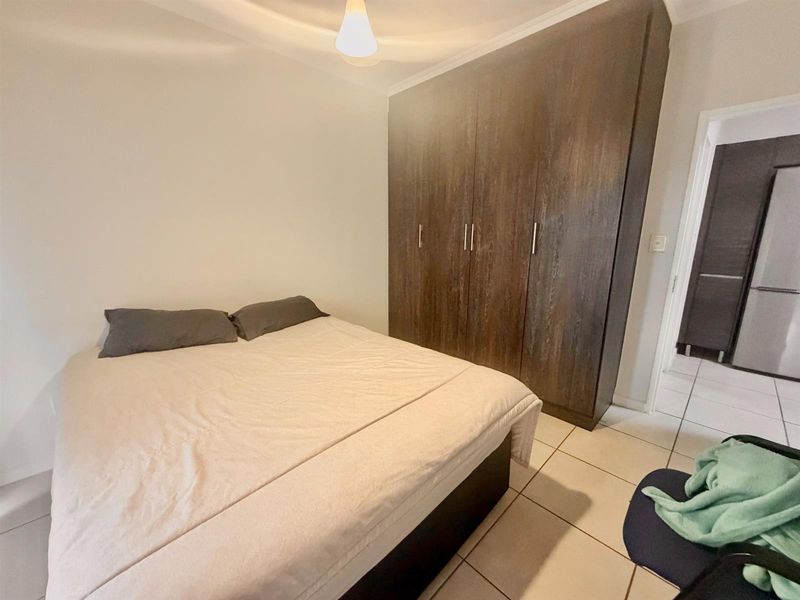 Modern 1 Bedroom 3rd Floor Apartment / Flat for Sale in Olivedale - Photo 8