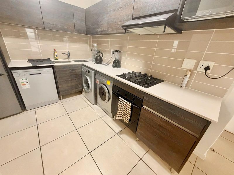 Modern 1 Bedroom 3rd Floor Apartment / Flat for Sale in Olivedale - Photo 7