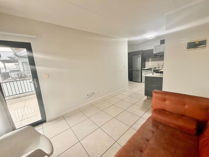 Modern 1 Bedroom 3rd Floor Apartment / Flat for Sale in Olivedale - Photo 6
