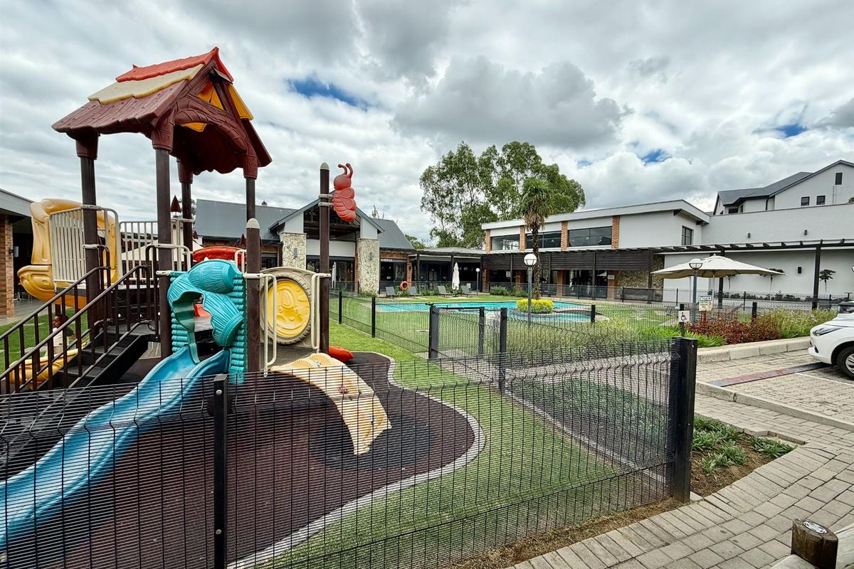 Modern 1 Bedroom 3rd Floor Apartment / Flat for Sale in Olivedale - Photo 2