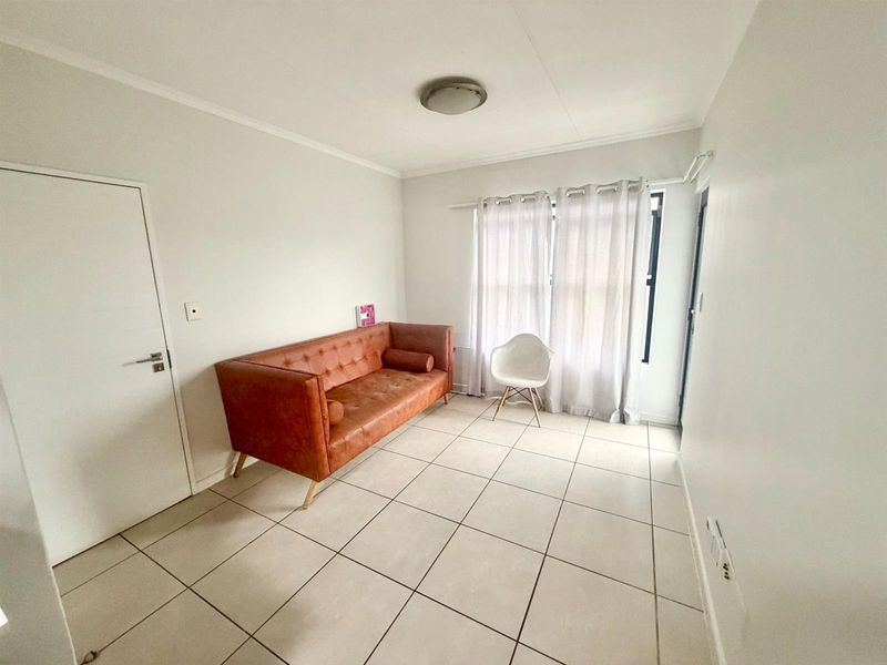 Modern 1 Bedroom 3rd Floor Apartment / Flat for Sale in Olivedale - Photo 4