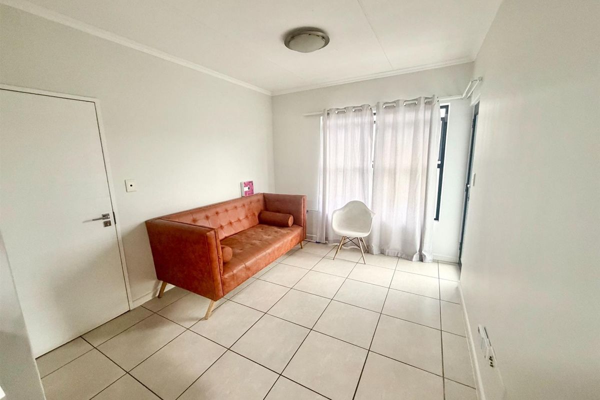 Modern 1 Bedroom 3rd Floor Apartment / Flat for Sale in Olivedale - Photo 4