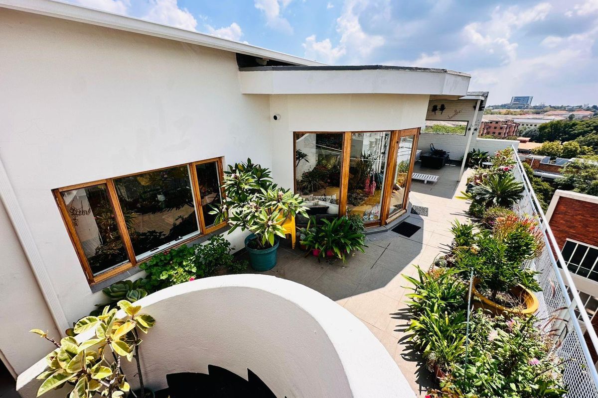 Iconic Penthouse living in the Heart of Illovo - Photo 4