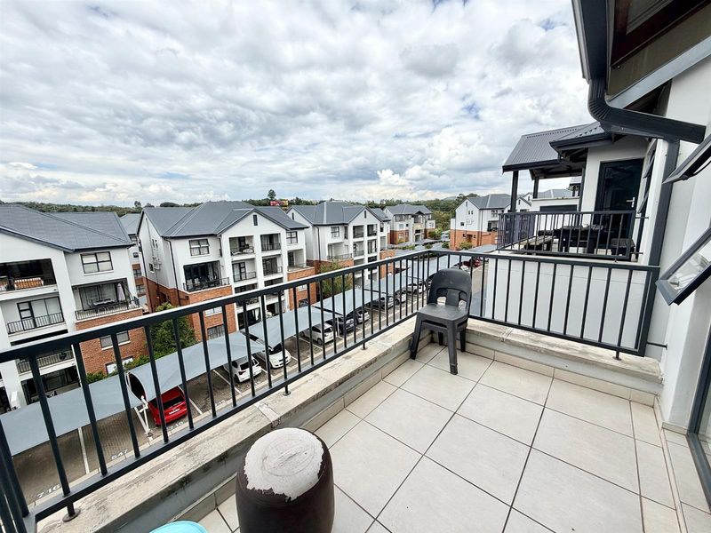 Modern 1 Bedroom 3rd Floor Apartment / Flat for Sale in Olivedale - Photo 8