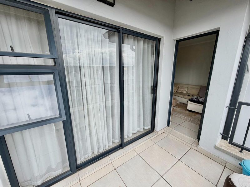 Modern 1 Bedroom 3rd Floor Apartment / Flat for Sale in Olivedale - Photo 7