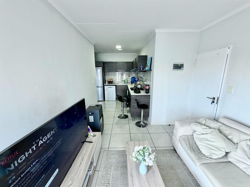 Modern 1 Bedroom 3rd Floor Apartment / Flat for Sale in Olivedale - Photo 6