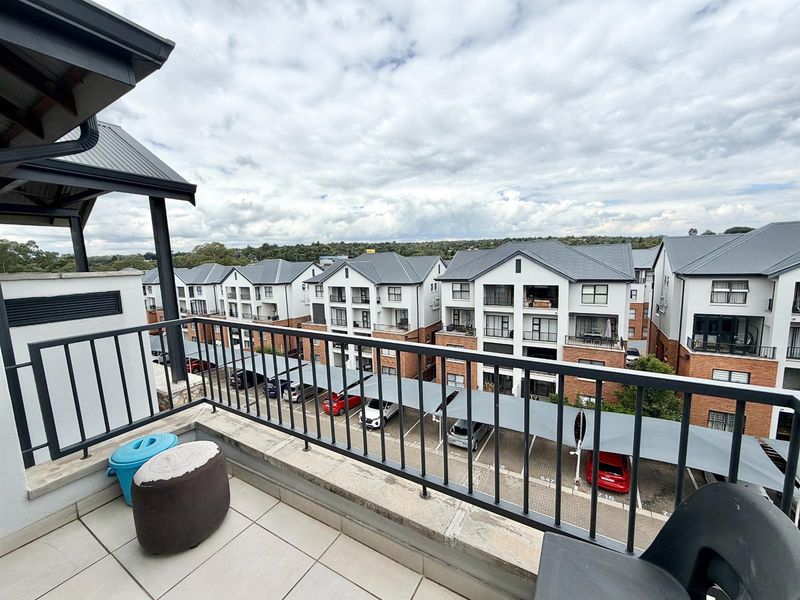 Modern 1 Bedroom 3rd Floor Apartment / Flat for Sale in Olivedale - Photo 2