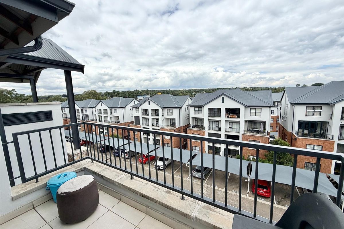 Modern 1 Bedroom 3rd Floor Apartment / Flat for Sale in Olivedale - Photo 2