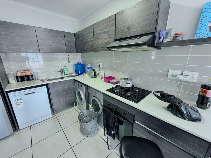 Modern 1 Bedroom 3rd Floor Apartment / Flat for Sale in Olivedale - Photo 9