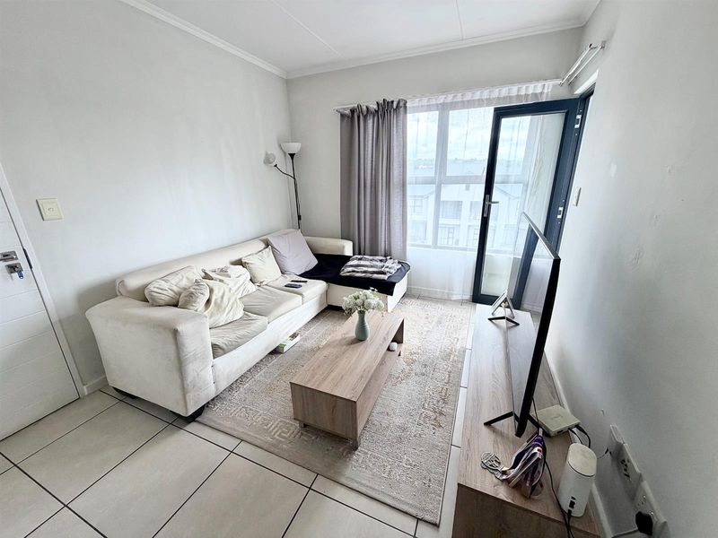Modern 1 Bedroom 3rd Floor Apartment / Flat for Sale in Olivedale - Photo 4