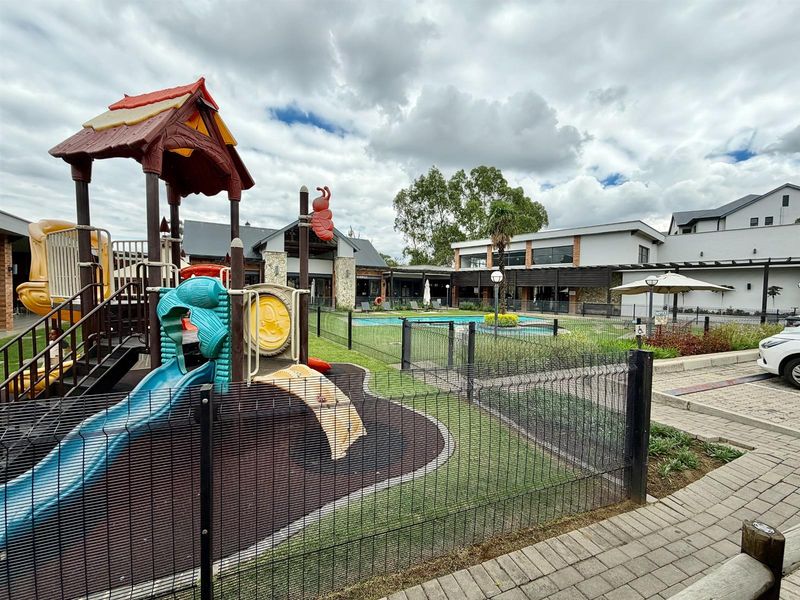 Modern 1 Bedroom 3rd Floor Apartment / Flat for Sale in Olivedale - Photo 3