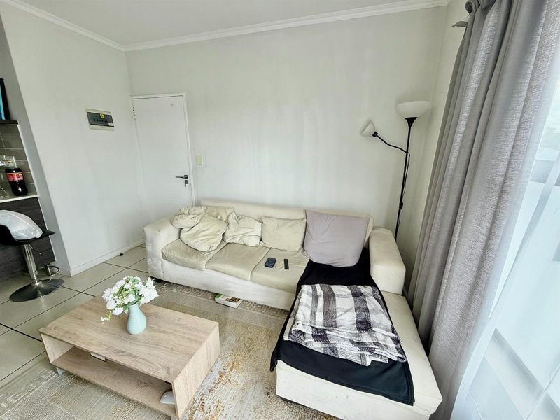 Modern 1 Bedroom 3rd Floor Apartment / Flat for Sale in Olivedale - Photo 5