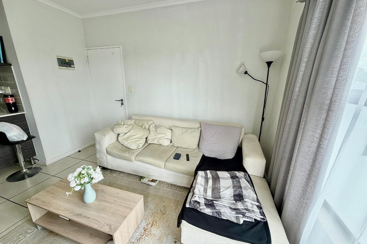 Modern 1 Bedroom 3rd Floor Apartment / Flat for Sale in Olivedale - Photo 5