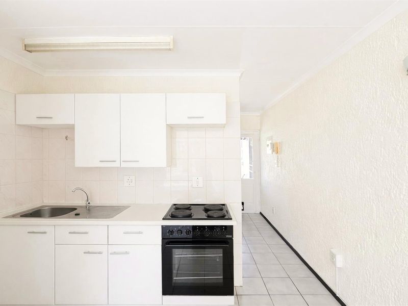 Top Floor Bachelor Apartment in Sought After Fourways Gardens for Sale - Photo 8
