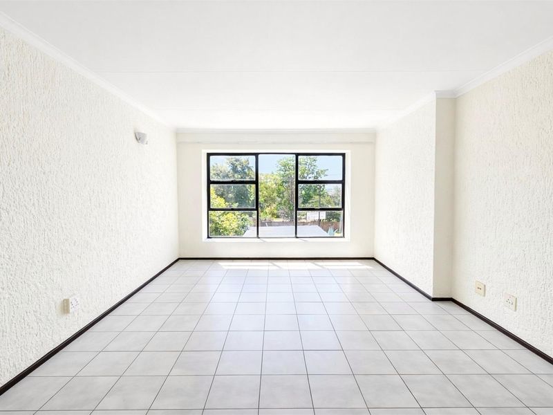 Top Floor Bachelor Apartment in Sought After Fourways Gardens for Sale - Photo 7