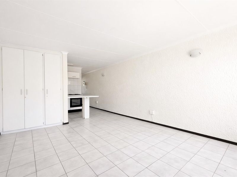 Top Floor Bachelor Apartment in Sought After Fourways Gardens for Sale - Photo 6