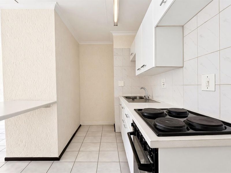 Top Floor Bachelor Apartment in Sought After Fourways Gardens for Sale - Photo 9