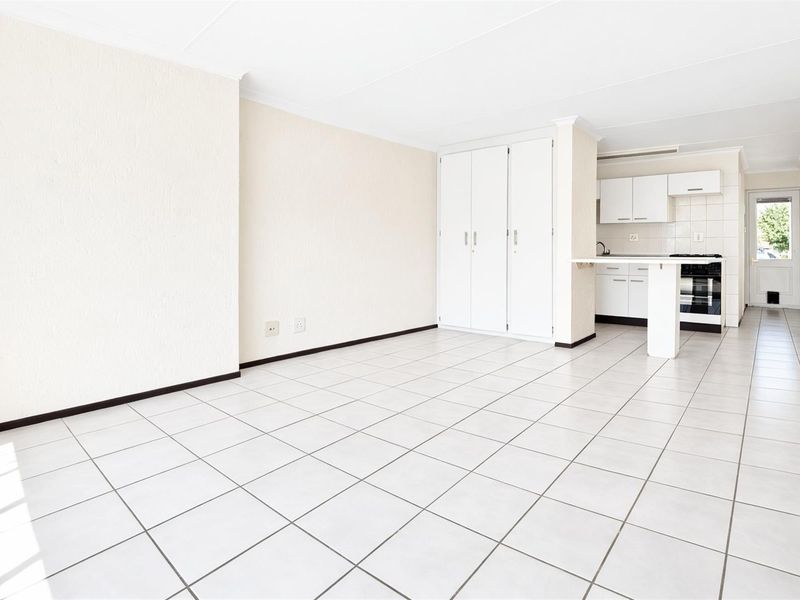Top Floor Bachelor Apartment in Sought After Fourways Gardens for Sale - Photo 4