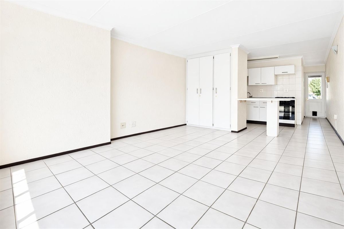 Top Floor Bachelor Apartment in Sought After Fourways Gardens for Sale - Photo 4