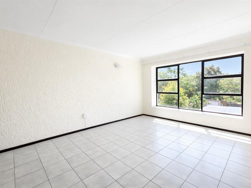 Top Floor Bachelor Apartment in Sought After Fourways Gardens for Sale - Photo 5