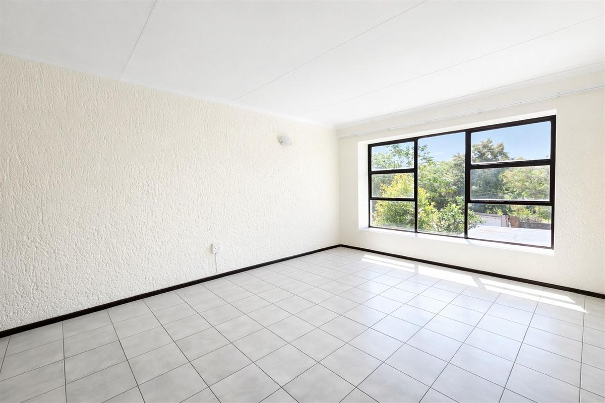 Top Floor Bachelor Apartment in Sought After Fourways Gardens for Sale - Photo 5