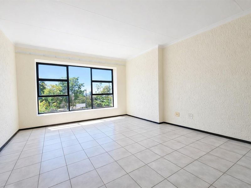 Top Floor Bachelor Apartment in Sought After Fourways Gardens for Sale - Photo 3
