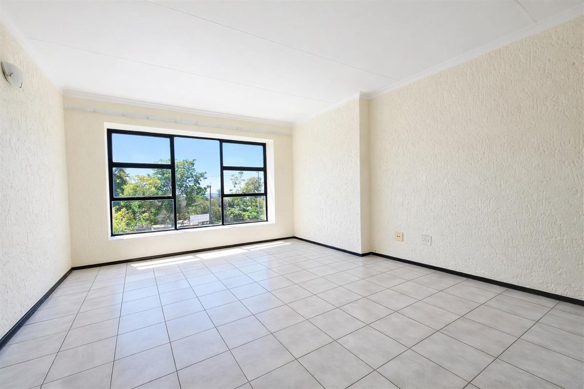 Top Floor Bachelor Apartment in Sought After Fourways Gardens for Sale - Photo 3