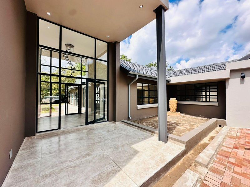 Elegant Family Living in a Secure Bryanston Enclave, with Separate Cottage! - Photo 4