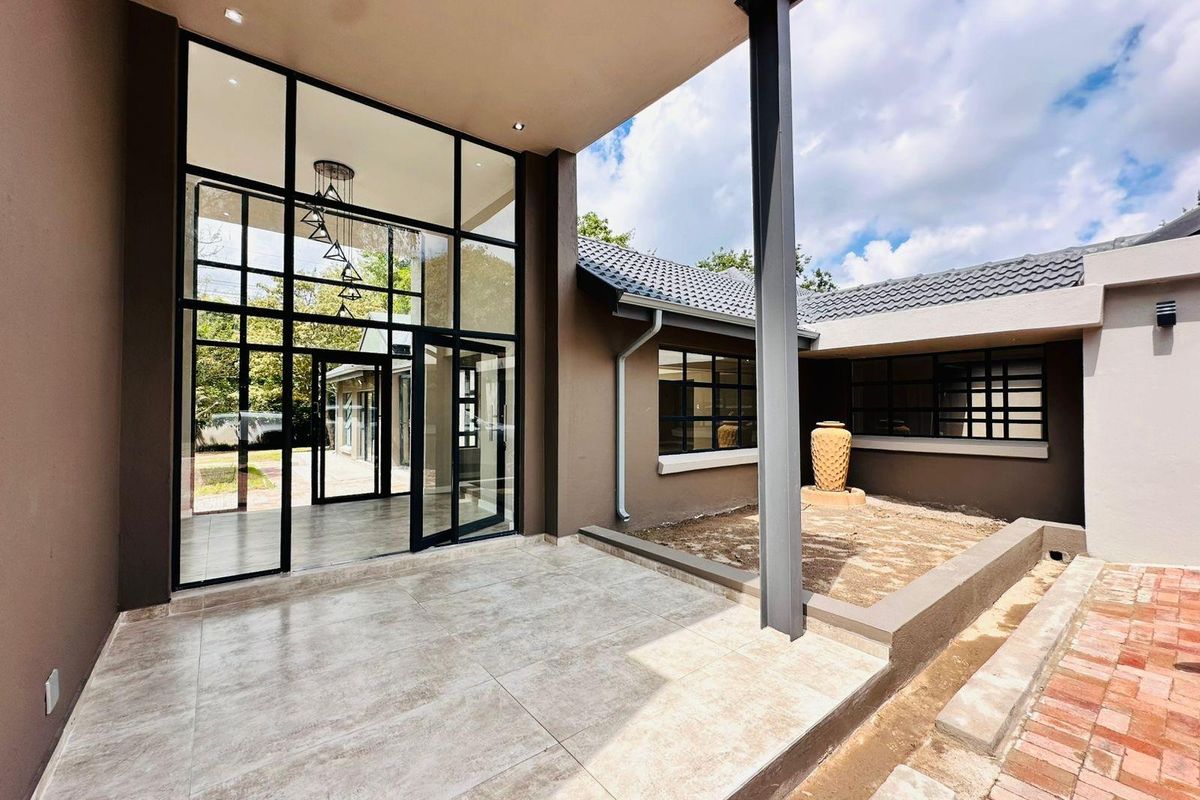 Elegant Family Living in a Secure Bryanston Enclave, with Separate Cottage! - Photo 4