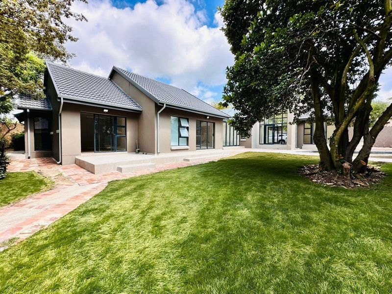 Elegant Family Living in a Secure Bryanston Enclave, with Separate Cottage! - Photo 2